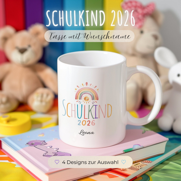 Personalisierte Tasse „Schulkind 2026“ mit Regenbogen und Sonnengesicht, Name „Leona“, arrangiert auf Kinderbuch, im Hintergrund bunte Spielsachen und Teddys.