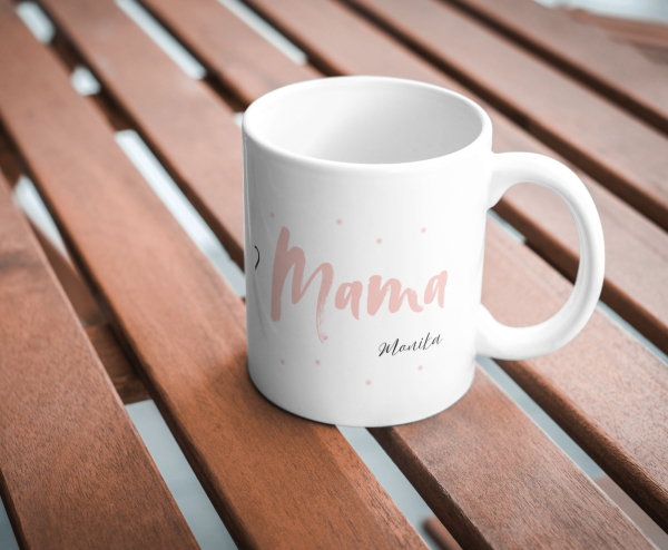 Personalisierte Mama-Tasse mit Namen auf Holztisch, minimalistisches Design.