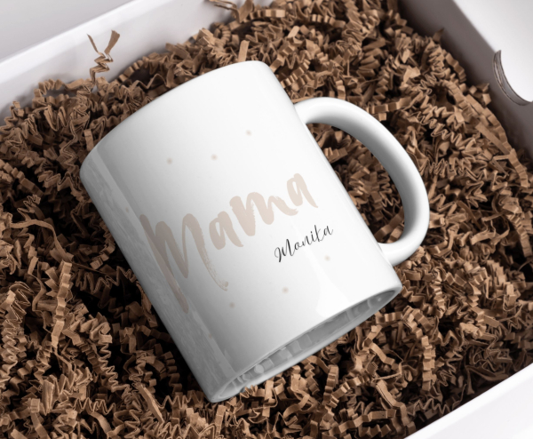 Personalisierte Mama-Tasse in Geschenkbox mit umweltfreundlichem Papierfüllmaterial.