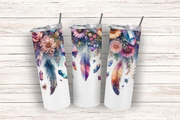 Drei elegante Tumbler mit detailreichen Blumen-, Kristall- und Federdesigns in leuchtenden Farben auf weißem Hintergrund. Perfekt für Liebhaber von Boho- und Naturmotiven.