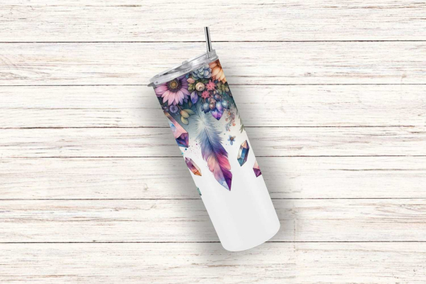 Einzelner Tumbler mit detailreichen Blumen-, Kristall- und Federdesigns in lebendigen Farben auf weißem Hintergrund, liegend auf einer rustikalen Holzoberfläche. Perfekt für naturinspirierte Trinkliebhaber.