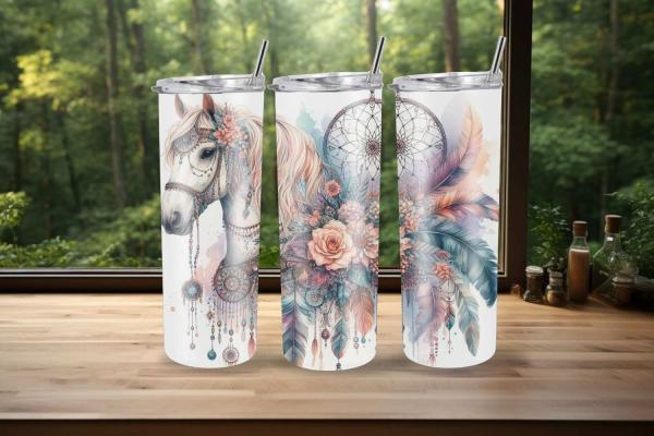 Thermobecher mit Boho-Design, auf dem ein Pferd mit Blumen und Traumfängern abgebildet ist. Der Becher zeigt ein detailreiches Motiv mit Federn und floralen Elementen in sanften Pastellfarben, ideal für Liebhaber des Boho-Stils.