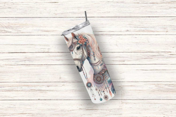 Thermobecher mit Boho-Pferdemotiv, verziert mit Blumen und Traumfängern. Das Design zeigt ein detailreiches, pastellfarbenes Pferdeporträt mit Schmuck und Federn, ideal für Liebhaber des Boho- und Naturstils.