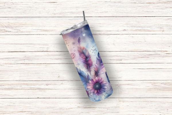 Ein Thermobecher mit einem mystischen Design aus Federn und einer großen Blume in Blau- und Lilatönen, schräg auf einem hellen Holzuntergrund liegend. Das Design vermittelt eine verträumte und spirituelle Atmosphäre, ideal für Liebhaber von Symbolik und N