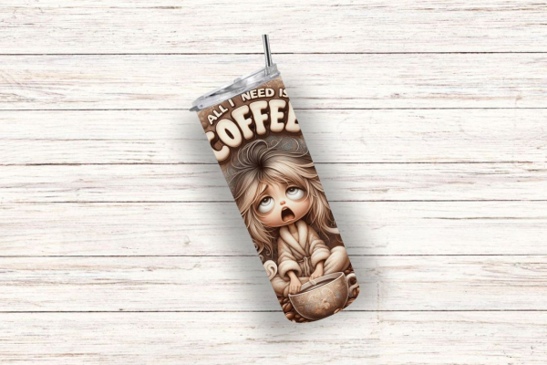 Ein schräg liegender Thermobecher mit humorvollem Design, das eine müde Figur im Bademantel zeigt, zusammen mit dem Schriftzug „All I Need is Coffee“. Die Figur wirkt verschlafen und hält eine große Tasse Kaffee. Das Design ist in warmen Beigetönen gehalt