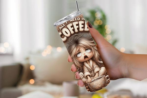Eine Hand hält einen Thermobecher mit humorvollem Design, das eine müde, verschlafene Figur im Bademantel zeigt, begleitet vom Schriftzug „All I Need is Coffee“. Das Design ist in warmen Beigetönen gehalten und symbolisiert den Bedarf an Kaffee für einen