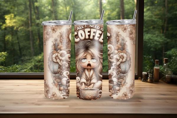 Drei Thermobecher mit humorvollem Design, das eine müde, verschlafene Figur in einem Bademantel zeigt, umgeben von Blumen, Kaffeebohnen und dampfenden Tassen, mit dem Schriftzug „All I Need is Coffee“. Die Becher stehen auf einer Holzoberfläche vor einem