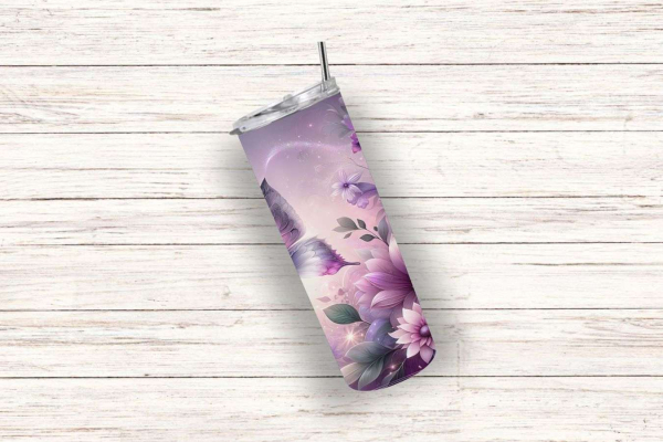 Ein eleganter Thermobecher mit einem Design aus violetten Schmetterlingen und großen Blumen liegt schräg auf einer weißen Holzoberfläche. Das detailreiche florale Muster und die zarten Schmetterlinge in verschiedenen Lila- und Rosatönen verleihen dem Bech