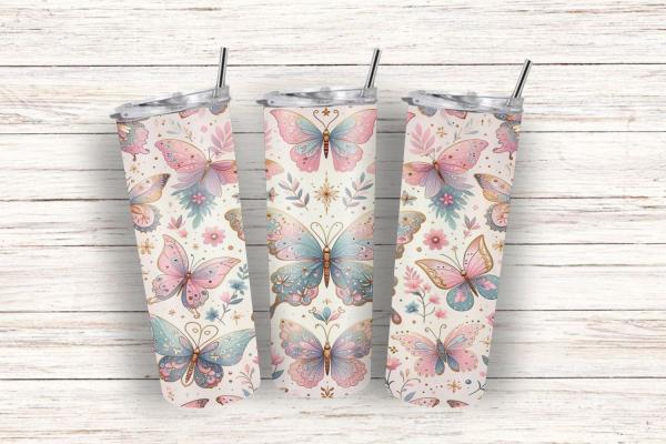 Drei schlanke Thermobecher mit einem hellen Schmetterlingsdesign auf weißem Hintergrund. Die Becher sind mit großen, farbenfrohen Schmetterlingen in zarten Rosa- und Blautönen verziert, ergänzt durch kleine Blumen und goldene Akzente. Die Gestaltung vermi