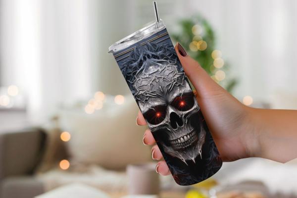 Mystisches Totenkopf-Design auf einem Trinkbecher, verziert mit intensiven, leuchtend roten Augen und komplexen, rauchigen Details in dunklen Grautönen. Ein auffälliges Motiv, das einen gotischen und düsteren Stil verkörpert und für Liebhaber des Unheimli