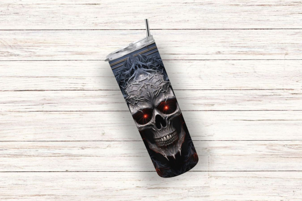 Mystischer schwarzer Totenkopf-Trinkbecher mit roten, leuchtenden Augen und kunstvollen, rauchigen Details. Der Becher hat ein düsteres Design mit einem Gefühl von Gothic und Dunkelheit.