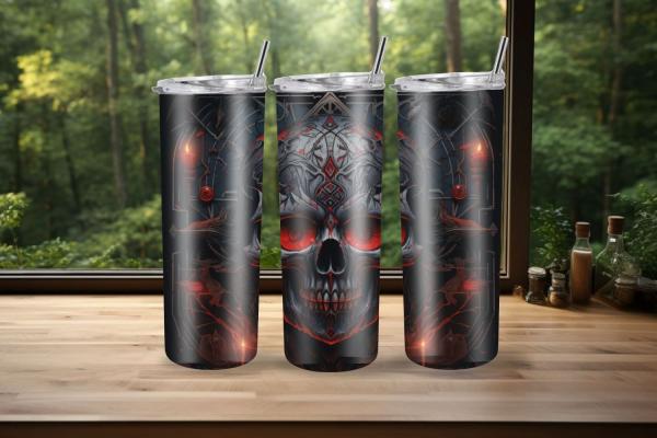 Düsterer Totenkopf-Trinkbecher mit rot leuchtenden Augen und gotischen, ornamentalen Verzierungen. Der Becher zeigt ein mystisches, dunkles Design mit unheimlichen Details und roten Akzenten.