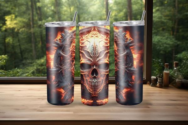 Drei Thermobecher mit einem bedrohlichen Totenkopf-Design in metallischen und feurigen Farben, verziert mit stachelförmigen Details, stehen auf einer Holzoberfläche vor einem großen Fenster mit Blick auf einen grünen Wald. Die Becher haben abnehmbare Deck