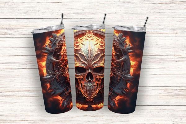Drei Thermobecher mit metallisch-flammendem Totenkopf-Design in intensiven Rot- und Orangetönen, verziert mit stacheligen Details, stehen auf einem hellen Holz-Hintergrund. Die Becher haben silberne Deckel und Edelstahlstrohhalme.
