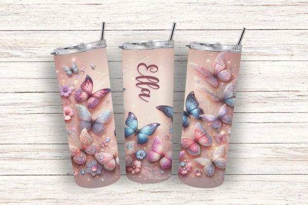 Personalisierter Thermobecher mit dem Namen „Ella“ und einem zauberhaften Design aus bunten Schmetterlingen und Blumen auf einem zarten, pastellfarbenen Hintergrund. Der Becher ist ideal für Menschen, die ein individuelles und romantisches Design suchen.
