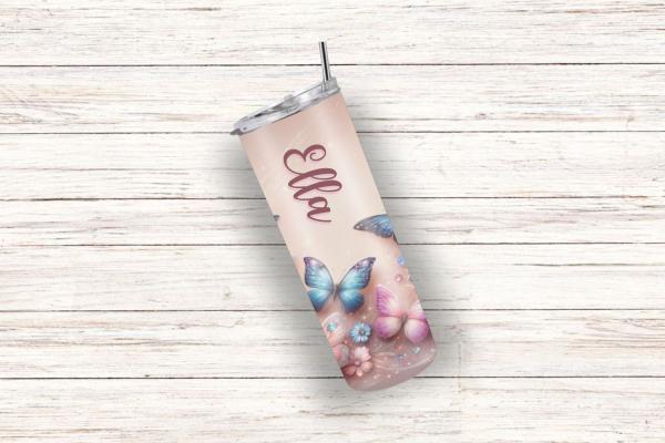 Ein personalisierter Thermobecher mit dem Namen „Ella“ in einem zarten Schmetterlings- und Blumen-Design auf pastellfarbenem Hintergrund. Der Becher liegt leicht schräg auf einem hellen Holzuntergrund, was das romantische und verträumte Design betont.