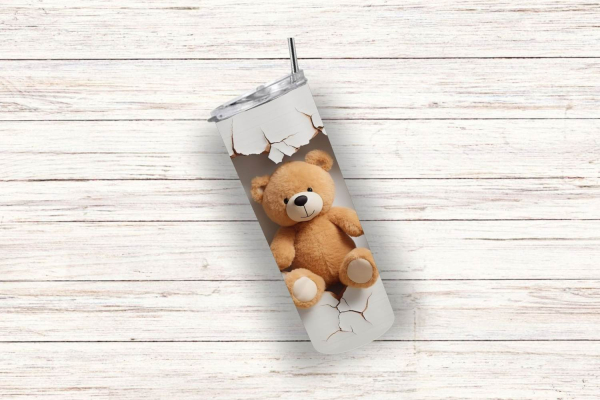 Ein einzelner Thermobecher mit einem kreativen Design, das eine zerbrochene Wand zeigt, durch die ein süßer brauner Teddybär hervorblickt. Der Becher hat realistisch dargestellte Risse und einen silbernen Deckel mit Edelstahlstrohhalm. Der Hintergrund ist