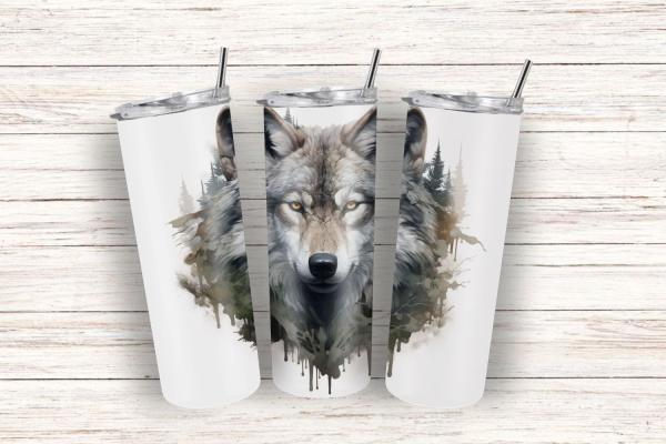 Drei Thermobecher mit künstlerischem Wolfsmotiv, das das Gesicht eines grauen Wolfs und eine nebelige Waldlandschaft im Hintergrund zeigt. Das Design hat einen Wasserfarben-Effekt, bei dem die Farben an den Rändern verlaufen. Die Becher sind mit silbernen