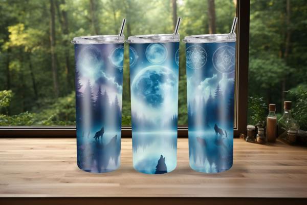 Thermobecher mit einem mystischen Wolfsdesign, das eine nächtliche Landschaft mit Wald und Vollmond zeigt. Der Vollmond beleuchtet die Silhouetten heulender Wölfe, die am Ufer eines stillen Sees stehen. Über dem Mond sind geometrische Symbole und Sternbil