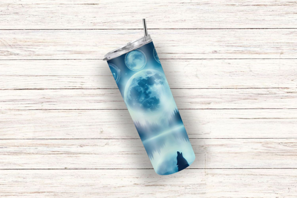 Thermobecher mit mystischem Wald- und Mondmotiv. Der Becher zeigt einen großen Vollmond über einer nebelverhangenen Landschaft mit dunklen Bäumen und einem heulenden Wolf im Vordergrund. Ideal für Naturliebhaber und jene, die sich von der Magie der Nacht