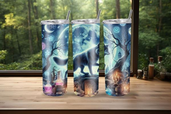 Magischer Thermobecher mit Wolfsmotiv. Ein Wolf schreitet durch eine mystische Waldlandschaft bei Mondschein, umgeben von leuchtenden Zaubersymbolen, Flaschen mit farbigen Tränken und flackernden Kerzen. Ideal für Liebhaber der Fantasiewelt und des Geheim