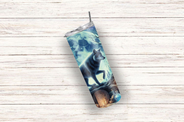 Thermobecher mit mystischem Wolfsmotiv. Ein stolzer Wolf im blauen Mondlicht in einer magischen Szene, umgeben von geheimnisvollen Tränken, Büchern und brennenden Kerzen. Perfekt für Liebhaber der Magie und Fantasy.