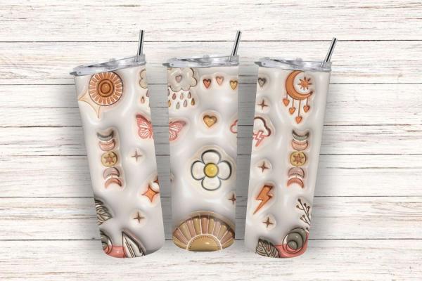 Hochwertiger Edelstahl-Tumbler mit stilvollen Boho-Motiven, darunter Sonnen- und Mondmuster, Blume, Schmetterling und Herzen, auf einem cremefarbenen Hintergrund. Ideal für kalte und warme Getränke.
