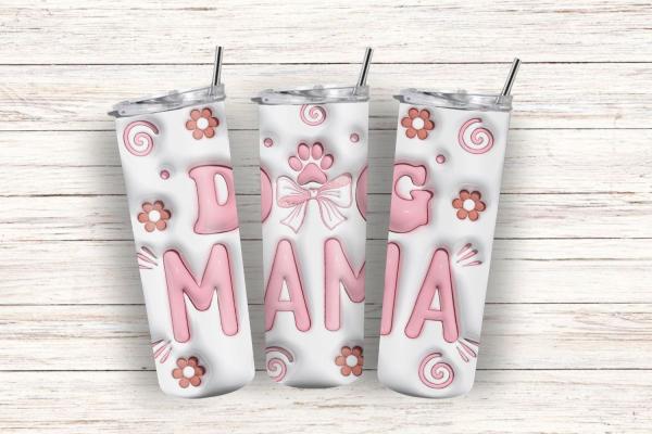 Weißer Thermobecher mit der Aufschrift 'DOG MAMA' in rosa Buchstaben. Der Becher ist mit einer Pfotenabdruck-Grafik, rosa Schleifen, Blumenmustern und Spiralmustern verziert. Ideal für Hundeliebhaber.