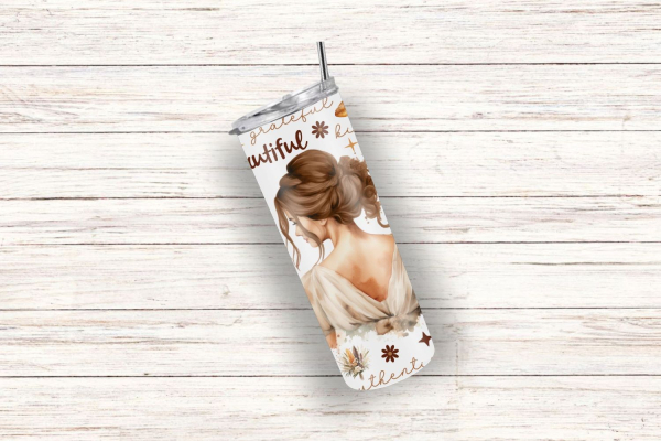 Schräg liegender weißer Thermobecher mit dem Bild einer Frau von hinten und inspirierenden Worten wie 'beautiful' und 'authentic'. Der Becher ist mit Blumenmotiven und Naturillustrationen verziert und vermittelt eine sanfte, natürliche Ästhetik. Perfekt f