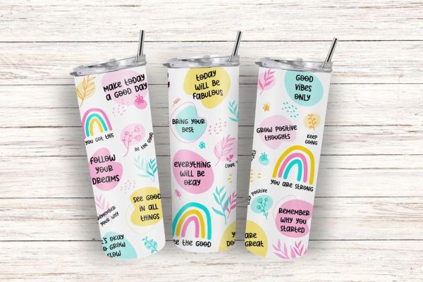 Drei weiße Thermobecher mit bunten, motivierenden Botschaften und Illustrationen von Regenbögen und Blättern. Enthält positive Sprüche wie 'Make today a good day', 'Follow your dreams', 'Everything will be okay' und 'Good vibes only'. Ein Design voller Fa