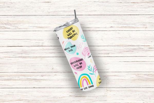Schräg liegender weißer Thermobecher mit bunten, motivierenden Sprüchen wie 'Today will be fabulous', 'Bring your best' und 'Everything will be okay'. Der Becher ist mit Regenbogen- und Pflanzenillustrationen verziert und strahlt positive Energie aus. Per