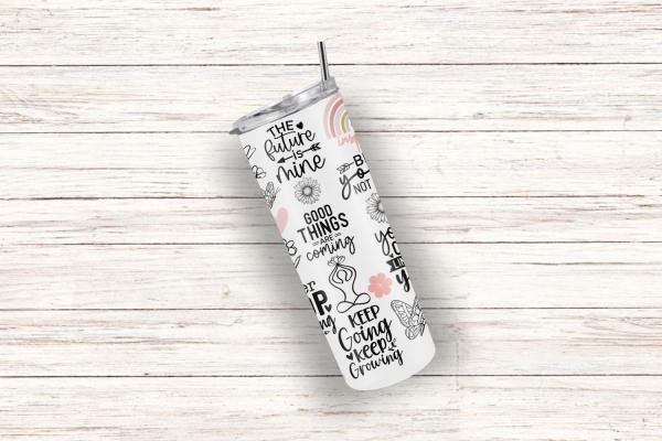 Schräg liegender weißer Thermobecher mit inspirierenden Sprüchen wie 'The future is mine', 'Good things are coming' und 'Keep going, keep growing'. Der Becher ist mit Illustrationen von Blumen, einem Regenbogen und einem Meditationssymbol dekoriert. Desig