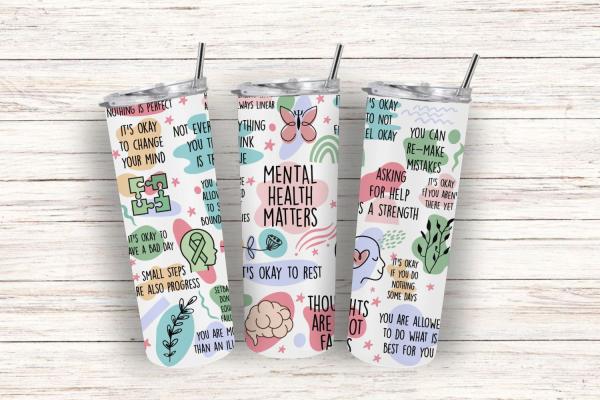 Drei weiße Thermobecher mit ermutigenden Botschaften zur psychischen Gesundheit, wie 'Mental Health Matters', 'It's okay to rest', 'You are allowed to do what is best for you' und 'Asking for help is a strength'. Die Becher sind mit Illustrationen von Puz