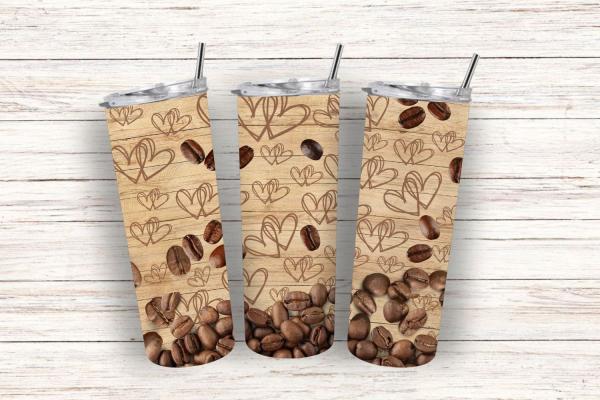 Drei Thermobecher mit einem holzähnlichen Hintergrund, verziert mit gezeichneten Herzmotiven und Kaffeebohnen, die sich am unteren Rand sammeln. Das Design schafft eine rustikale und gemütliche Atmosphäre, ideal für Kaffeeliebhaber.
