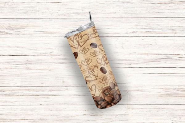 Schräg liegender Thermobecher mit einem holzähnlichen Hintergrund, verziert mit gezeichneten Herzmotiven und verstreuten Kaffeebohnen, die sich am unteren Rand ansammeln. Das rustikale Design ist ideal für Kaffeeliebhaber und schafft eine warme, gemütlich