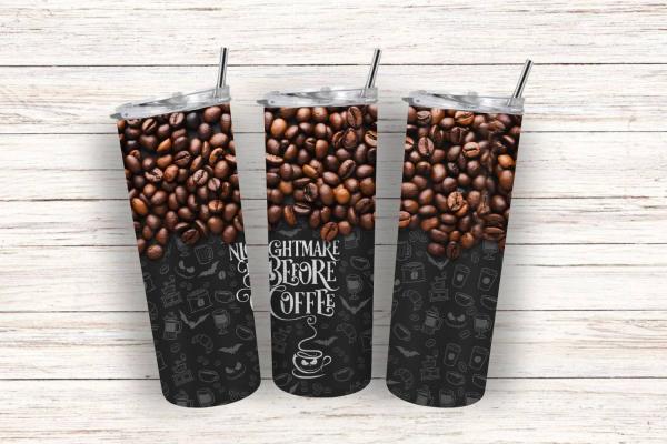 Drei Thermobecher mit einem Design aus Kaffeebohnen im oberen Bereich und schwarzem Hintergrund im unteren Bereich, dekoriert mit kleinen Kaffeesymbolen und dem Schriftzug 'Nightmare Before Coffee'. Die Tumbler sind auf einer hellen Holzfläche angeordnet.