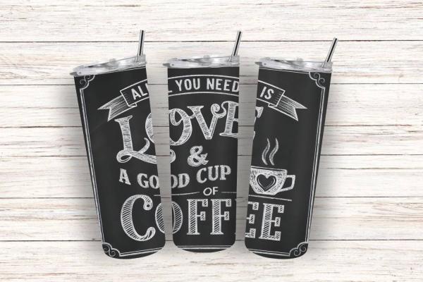 Schwarzer Thermobecher mit weißem Schriftzug 'All you need is love & a good cup of coffee' im Tafel-Design. Eine dampfende Tasse mit Herzmotiv ist abgebildet.