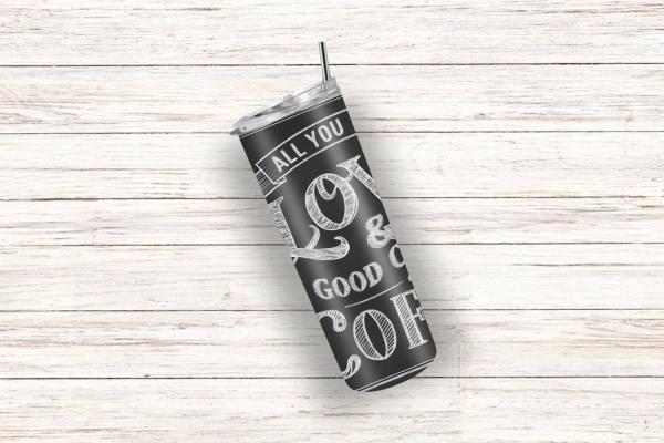 Schwarzer Thermobecher mit weißem Schriftzug 'All you need is love & a good cup of coffee' im handgeschriebenen Tafelstil.