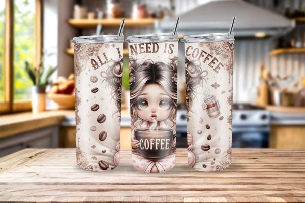 Thermobecher in Cremefarben mit einer niedlichen Illustration eines Mädchens mit großen Augen, das eine dampfende Kaffeetasse hält, umgeben von Kaffeebohnen und verzierten Details mit der Aufschrift 'All I Need is Coffee'.