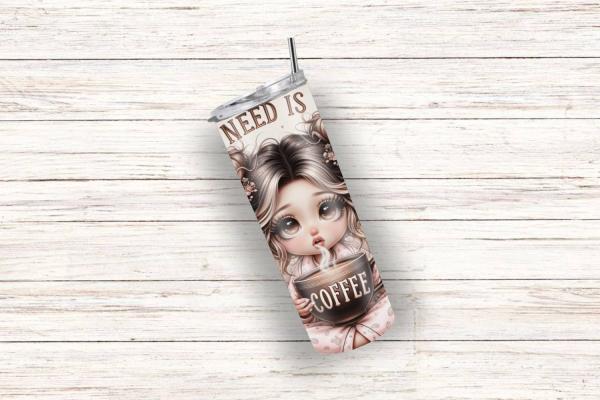 Thermobecher im Beige-Ton mit Illustration eines Mädchens mit großen Puppenaugen, das eine dampfende Kaffeetasse mit dem Text 'Need is Coffee' hält, umgeben von Kaffeebohnen und dekorativen Elementen.