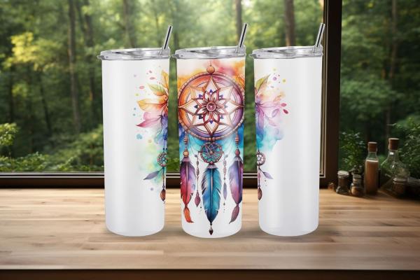 Thermobecher mit Traumfänger-Design, verziert mit bunten Federn und Blumen in Aquarell-Optik. Das Design zeigt leuchtende Farben und harmonische Details, inspiriert vom Boho-Stil, ideal für Naturliebhaber und Boho-Fans.