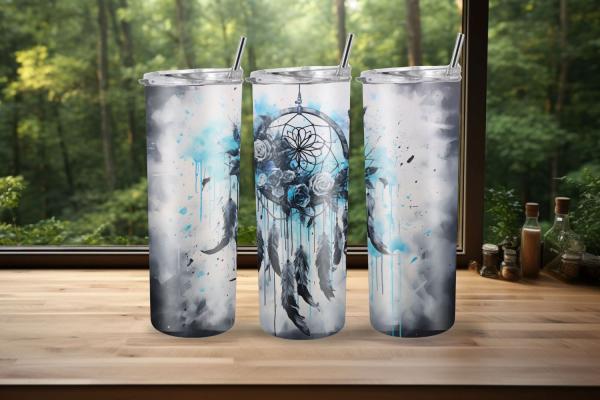 Drei Thermobecher mit Traumfänger-Design in dunklen und blauen Farbtönen, verziert mit Rosen und Federn. Das Motiv hat eine künstlerische, aquarellartige Gestaltung mit Tropfeneffekten, ideal für Liebhaber des mystischen Boho-Stils.