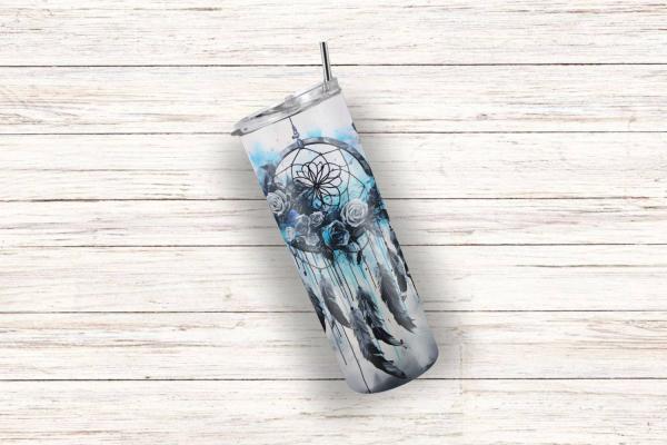 Thermobecher mit traumhaftem Design eines Traumfängers in Schwarz-, Grau- und Blautönen, verziert mit Rosen und Federn. Der Becher zeigt ein mystisches, aquarellartiges Motiv, ideal für Liebhaber des Boho- und Fantasy-Stils.