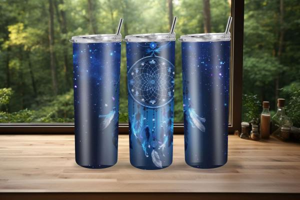 Drei Thermobecher mit Traumfänger-Motiv vor einem Nachthimmel, verziert mit Sternen und Federn in blauen und violetten Farbtönen. Das Design vermittelt eine mystische und ruhige Atmosphäre, ideal für Traumfänger- und Himmelsliebhaber.