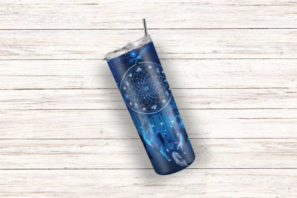 Thermobecher mit Traumfänger-Motiv vor einem sternenklaren Nachthimmel in Blau- und Violetttönen, verziert mit Federn und glitzernden Sternen. Das Design vermittelt eine ruhige und mystische Stimmung, ideal für Liebhaber des Nachthimmels.