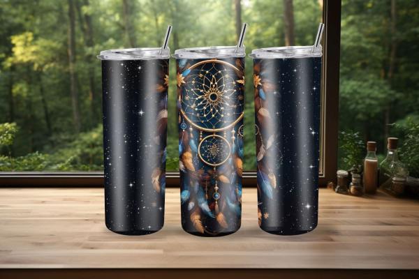 Drei Thermobecher mit Traumfänger-Design in goldenen und dunkelblauen Tönen, verziert mit Federn und einem Sternenhimmel im Hintergrund. Das Motiv strahlt eine elegante und mystische Atmosphäre aus, ideal für Liebhaber von himmlischen und Boho-Designs.