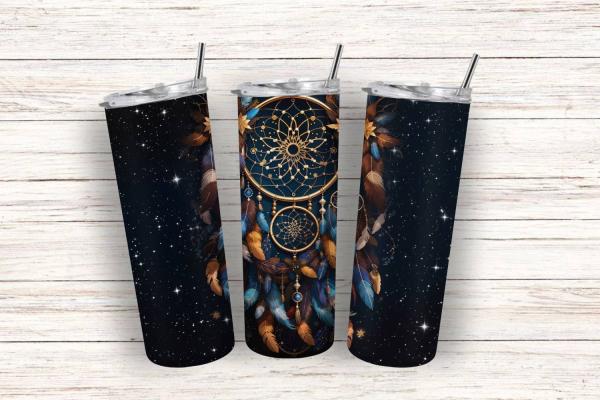 Drei Thermobecher mit elegantem Traumfänger-Design in Gold- und Dunkelblau-Tönen, verziert mit Federn und einem glitzernden Sternenhimmel im Hintergrund. Das Motiv kombiniert Luxus und eine mystische Atmosphäre, ideal für Liebhaber edler und himmlischer D