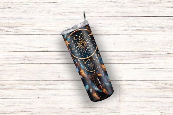Thermobecher mit luxuriösem Traumfänger-Design in Gold- und Dunkelblau-Tönen, verziert mit Federn und filigranen goldenen Details. Das Motiv strahlt Eleganz und eine mystische Atmosphäre aus, ideal für Liebhaber des Boho- und Himmelsstils.