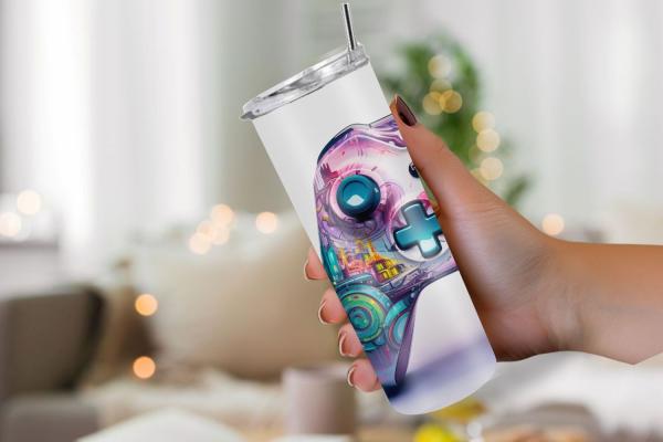 Hand hält einen Thermobecher mit farbenfrohem Design eines Gaming-Controllers im futuristischen Stil, inspiriert von Neonlichtern und lebendigen Farben. Perfekt für Gaming-Fans und Liebhaber moderner Designs.