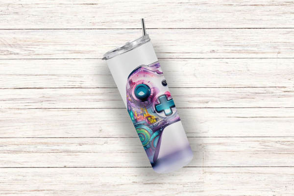 Thermobecher mit detailreichem Design eines Gaming-Controllers in futuristischen Farben, inspiriert von Neonlichtern und urbanen Elementen. Perfekt für Gaming-Enthusiasten und Fans auffälliger, moderner Designs.